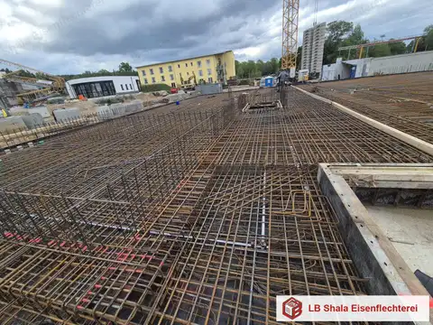 Verlegte obere Bewehrungslage einer Bodenplatte mit Betonstahlmatten