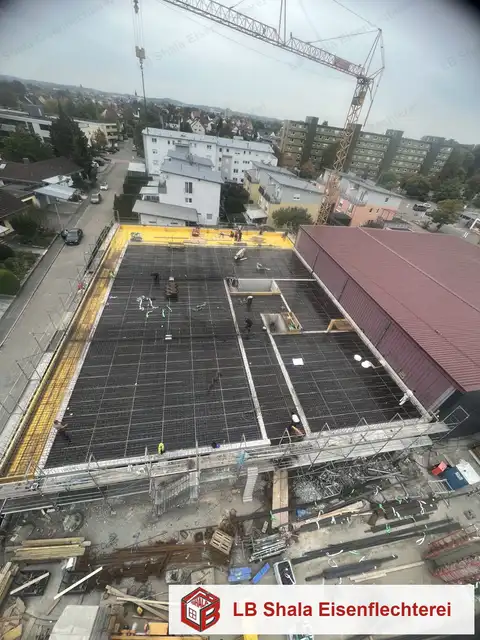 Luftaufnahme einer verlegten Bewehrung der Bodenplatte auf einer Baustelle