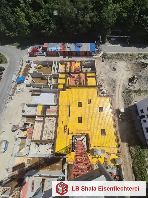 Baustelle mit gelber Deckenschalung von oben