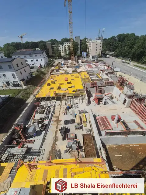 Rohbau-Baustelle mit Deckenschalung und Kran aus der Luft