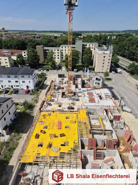 Luftbild eines Rohbaus mit Bewehrung und Schalung für ein Mehrfamilienhaus