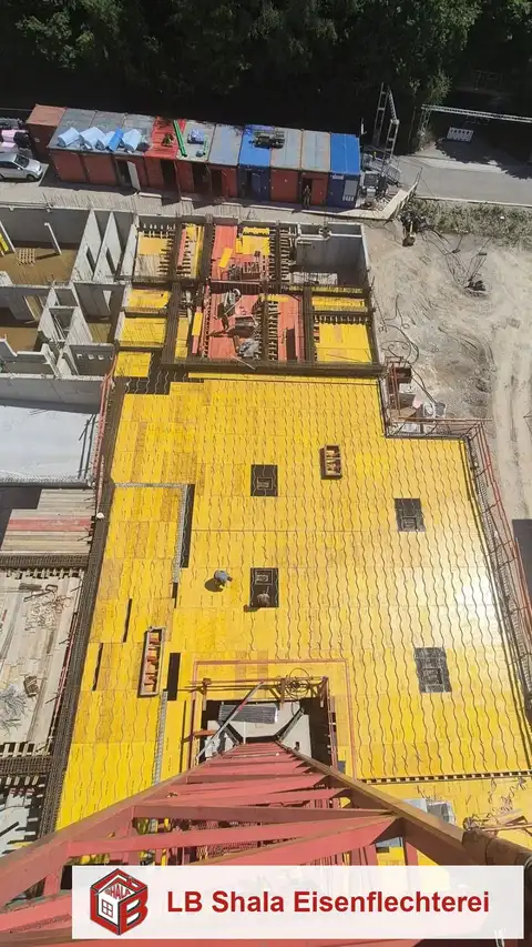 Deckenschalung mit Bewehrung einer Geschossdecke aus der Vogelperspektive