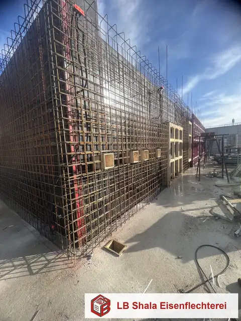 Hohe Wandbewehrung aus Betonstahl im Rohbau, verlegt von der LB Shala Eisenflechterei